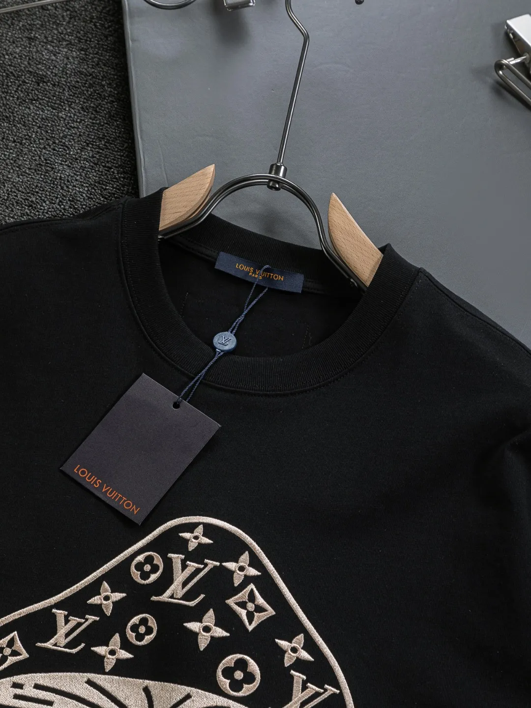 🅿️190 Louis Vuitton 1V LV micro-wide version S-XL LV 26ss new products are available at the counter simultaneously. Multiple craftsmanship. Mushroom on the chest🍄 intarsia🪡 embroidered logo. Round neck short-sleeved T-shirt, same style for men and women! Consigned to one-to-one creation. Synchronized with the official website, pure cotton fabrics at the counter! It is close to the skin and comfortable, durable and easy to wear. It has a classic and simple logo design and meticulous original craftsmanship. Short-sleeves, a must-have item for men, do not appear to be the same for the general public, but must be unique and eye-catching. This LV short-sleeve is all about quality, comfort, the same shape and fashion as always, including fabrics and cutting techniques. All of them have been made with great effort! 320 grams of washed pure cotton fabric, pure cotton is breathable, very refreshing and comfortable for daily wear. The rib knitting on the neckline is smooth and tight, and the neckline will not be skewed if you toss it at will. The loose version, you will find that it looks really good on the upper body. The overall is minimalist and neat, super versatile for daily use! Pair it casually with a pair of pants for a youthful look. A T-shirt will make your outfit crazy. It is a fashionable item that can never go wrong! Color: Black White Size: S-XL Size chart: S: Shoulder width 45.5-Bust 52-Length 70 M: Shoulder width 47-Bust 54-Length 72 L: Shoulder width 48.5-Bust 56-Length 74 XL: Shoulder width 50-Bust 58-Length 76